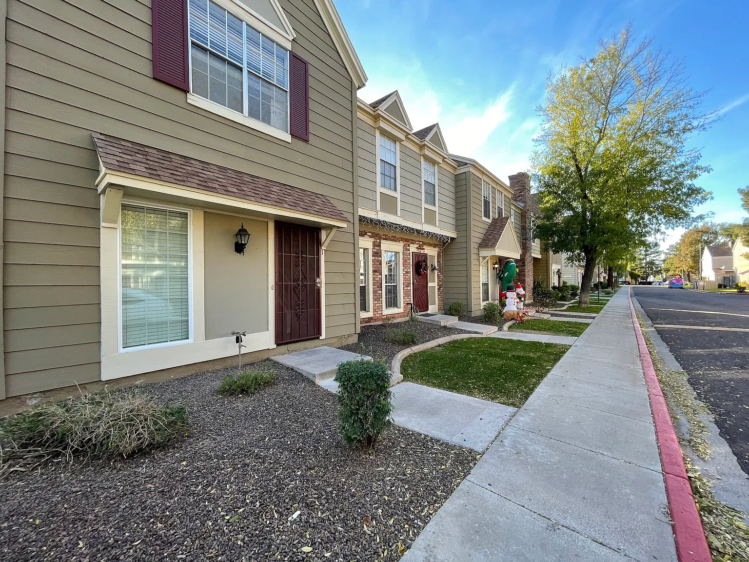 2 bed, 1.5 bath, 1056 sqft, $1,400 — Photo 2