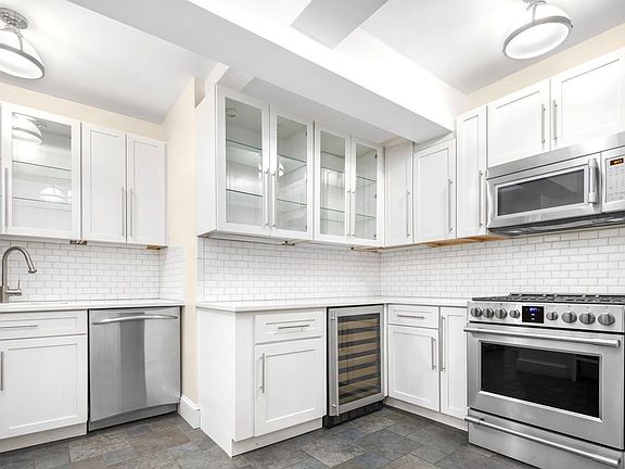 4th image of 325 E 41st St APT 207