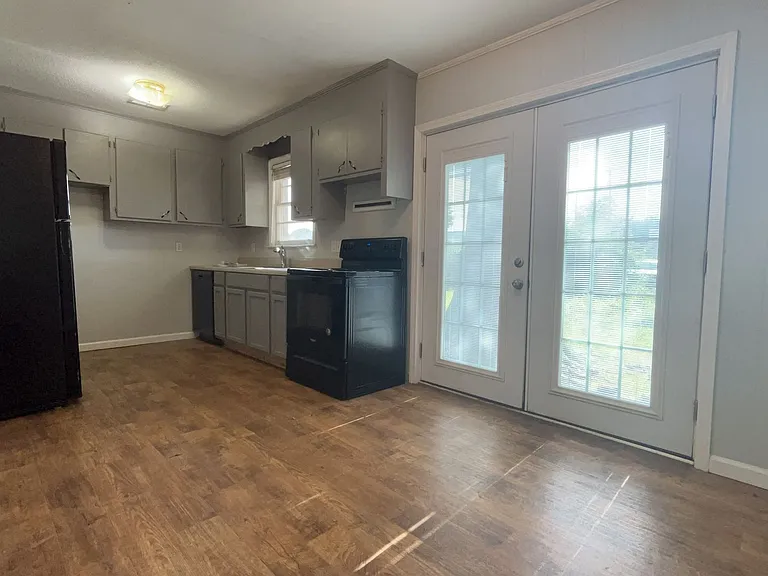 310 Oxford Rd — Photo 3