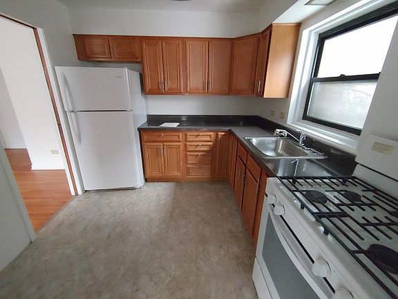 4th image of 2211 W Touhy Ave #2