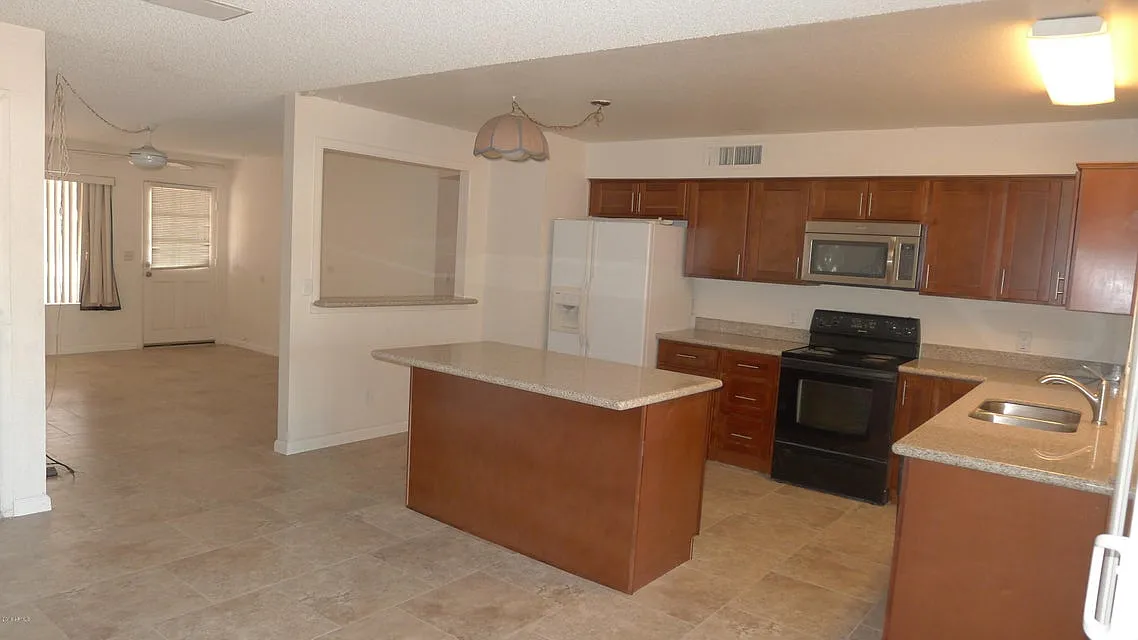 3 bed, 1300 sqft, $2,100 — Photo 2