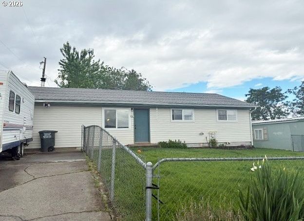 1st image of 829 SE 9th St