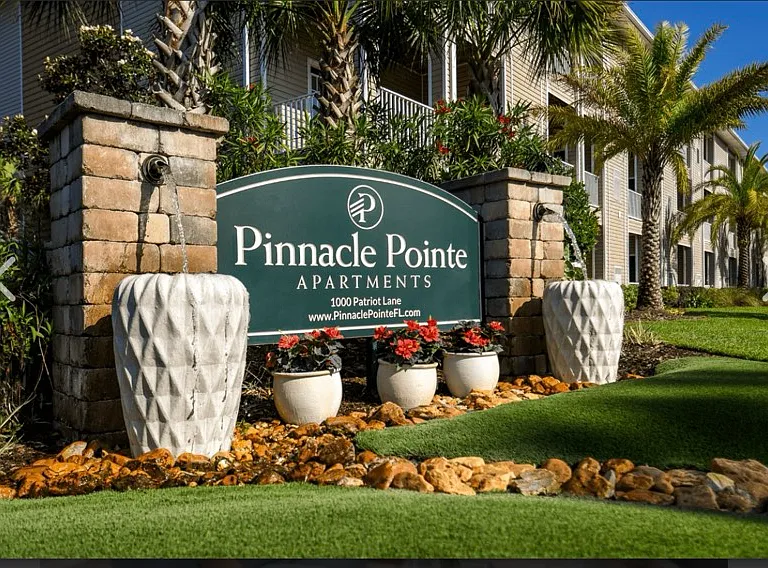 Pinnacle Pointe Apartments — Photo 22