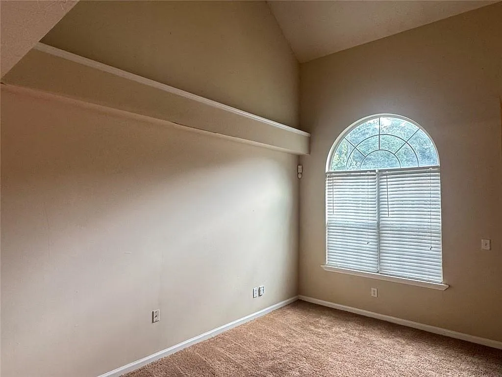 4 bed, 2.5 bath, 2094 sqft, $1,950 — Photo 3