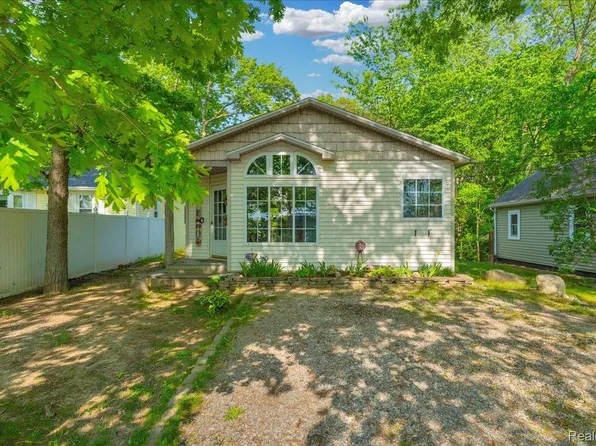 2102 Miles Rd, Lapeer, MI 48446