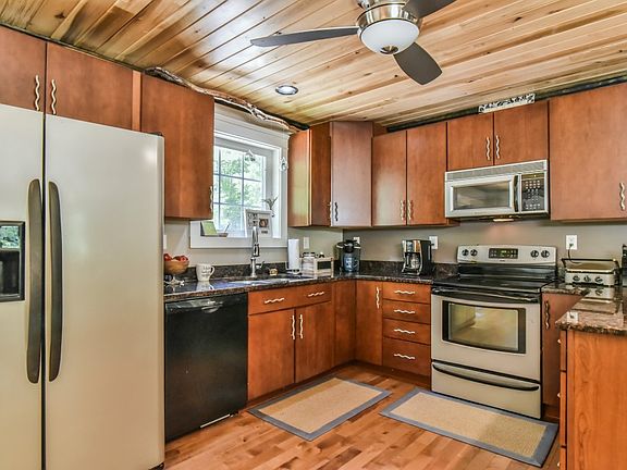 Maple cabinets, granite
