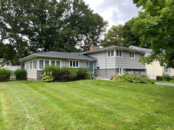 440 Oakdale Dr, Rochester, NY 14618