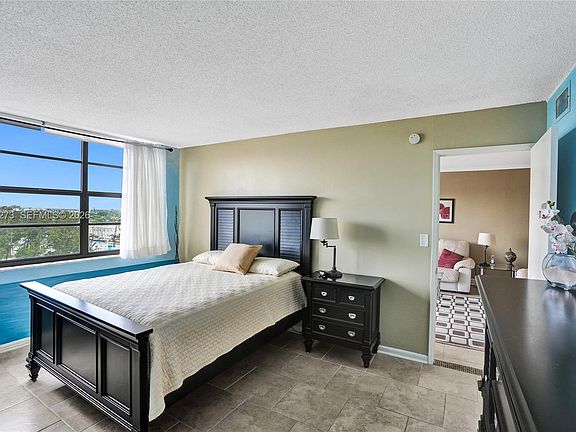 4th image of 1401 N Riverside Dr APT 1005