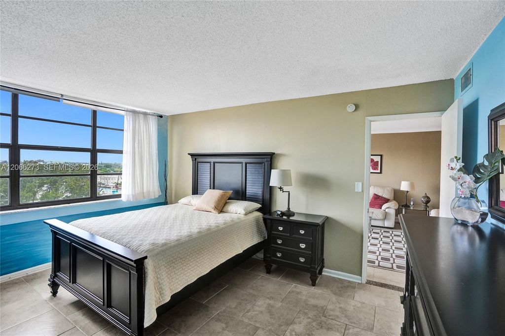 1401 N Riverside Dr APT 1005, photo 4
