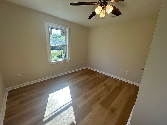 5th image of 220 8th Ave NW