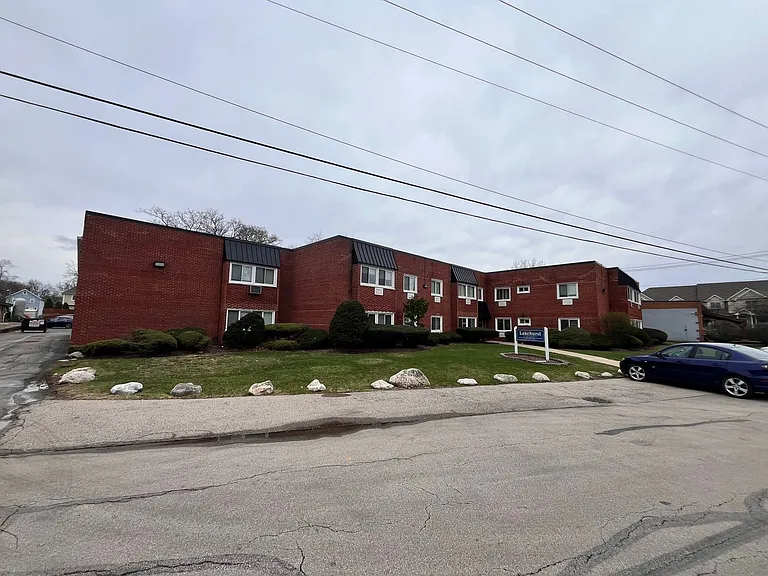 170 E Lake St — Photo 8
