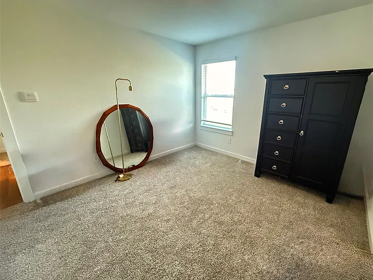 1210 Hughes Crossing Dr — Photo 16