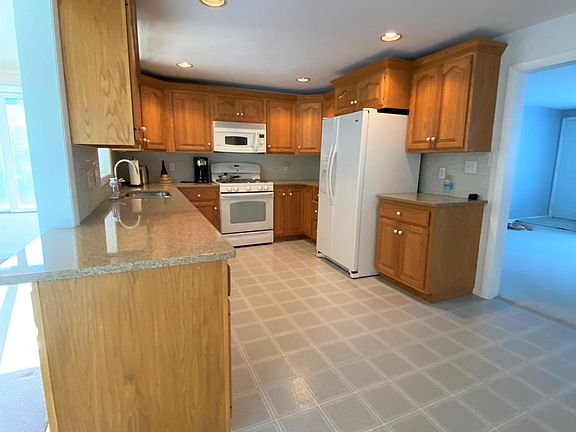 5th image of 92 Applewood Dr