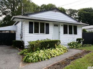 14 Leigh St, Huntington, NY 11743