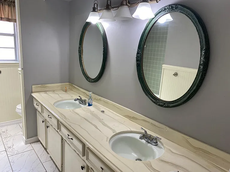 Main Bathroom and lavatories.