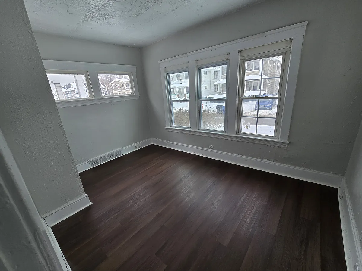 Building Photo - 13701 Benwood Ave