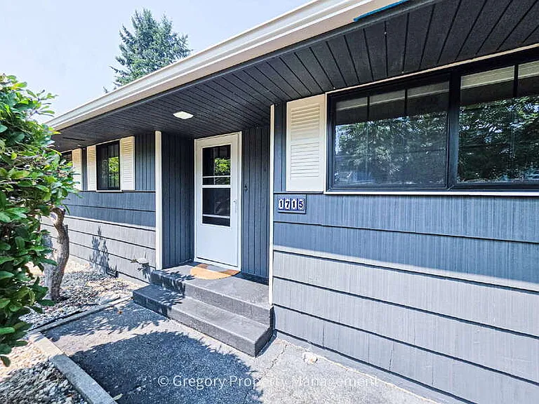 1715 Holbrook Ave — Photo 3