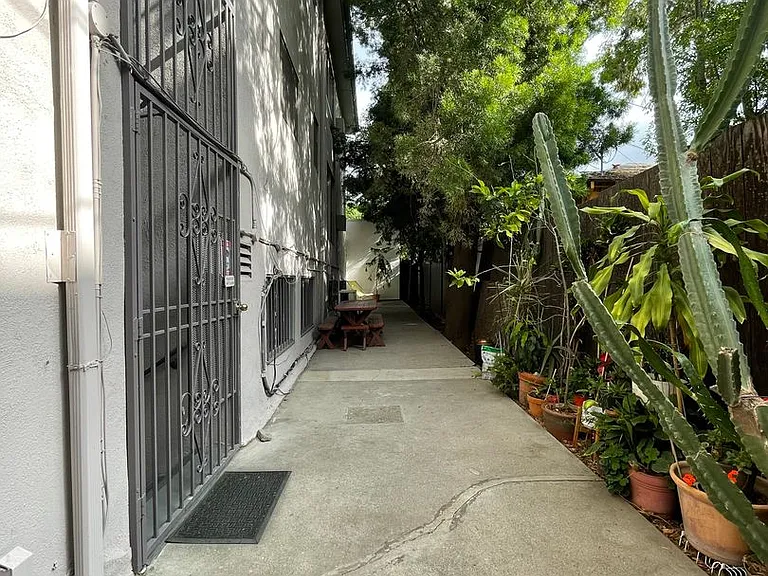 1152-1154 Poinsettia Place — Photo 13