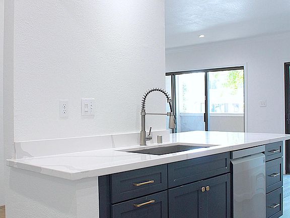 Kitchen with quartz counters/updated appliances