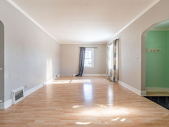 3rd image of 1113 E Lake Ave