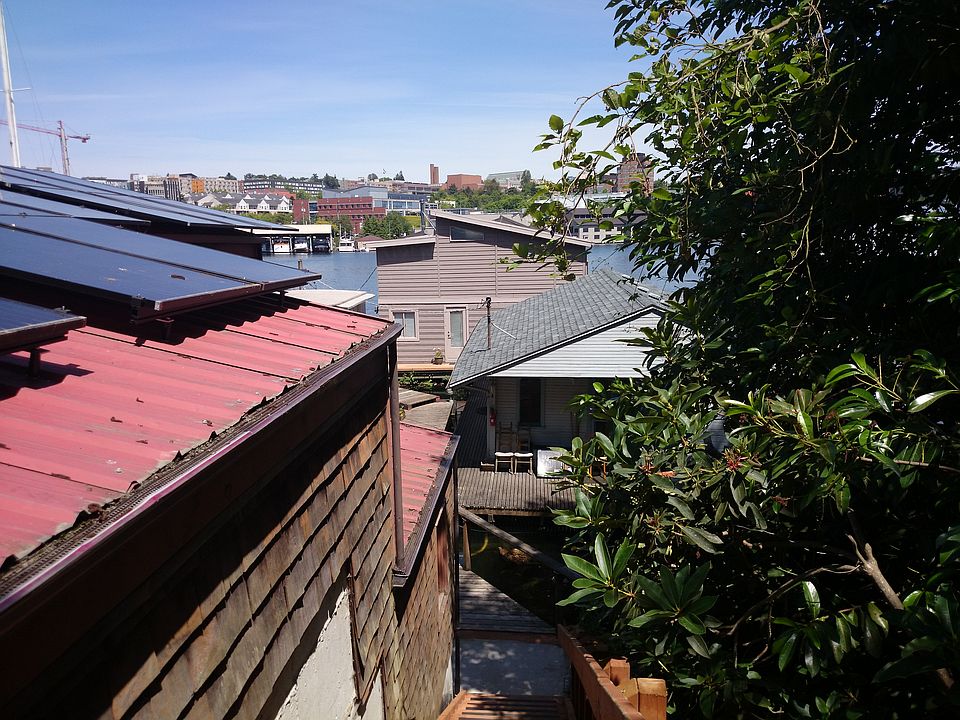 2nd image of 3226 Portage Bay Pl E