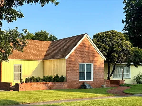 461 S 7th Ave, Munday, TX 76371