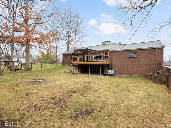 2nd image of 1030 E Silverbell Rd
