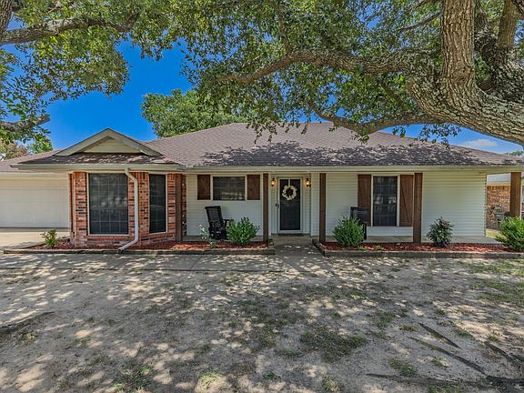 3rd image of 121 Curtis Ln