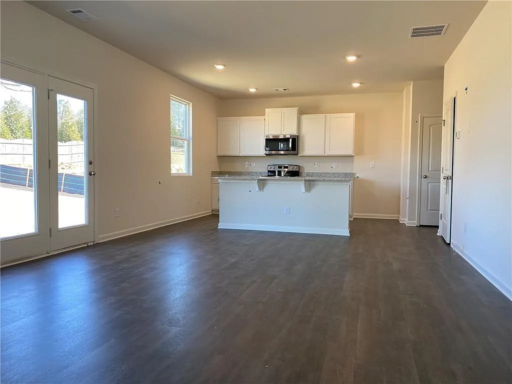 4 bed, 2.5 bath, 2176 sqft, $1,980 — Photo 4