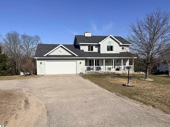 8956 Lamplighter Ln, Cadillac, MI 49601
