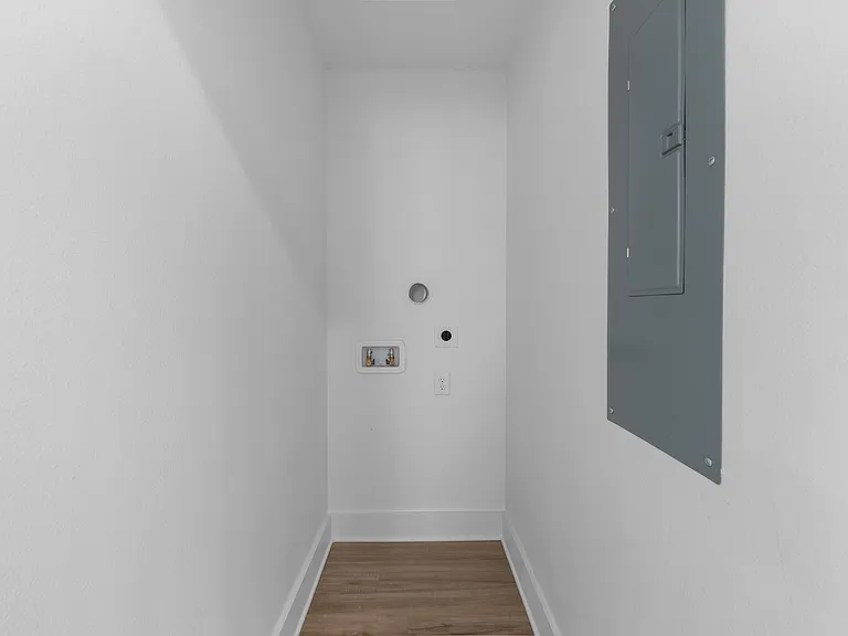 Laundry area with laundry hookups