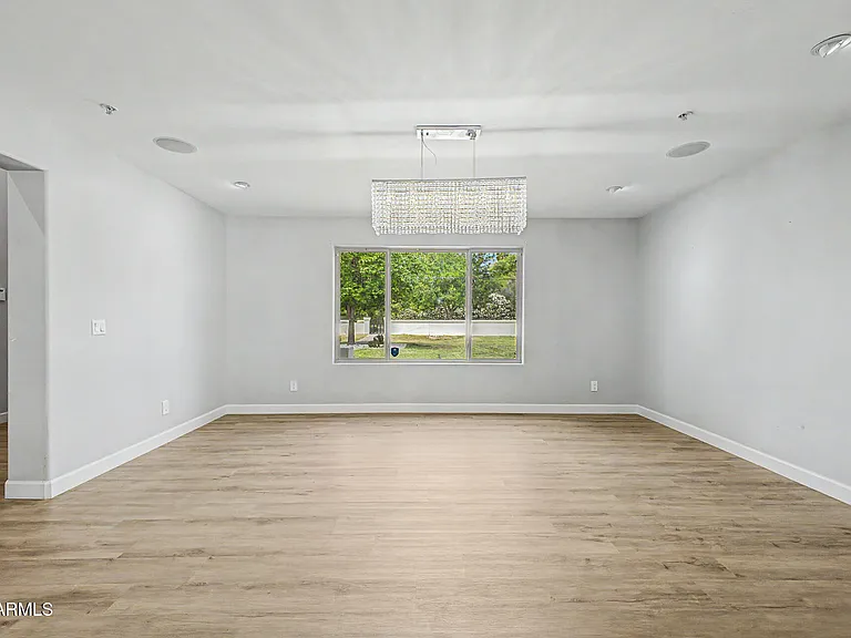 2311 E Colter St — Photo 9