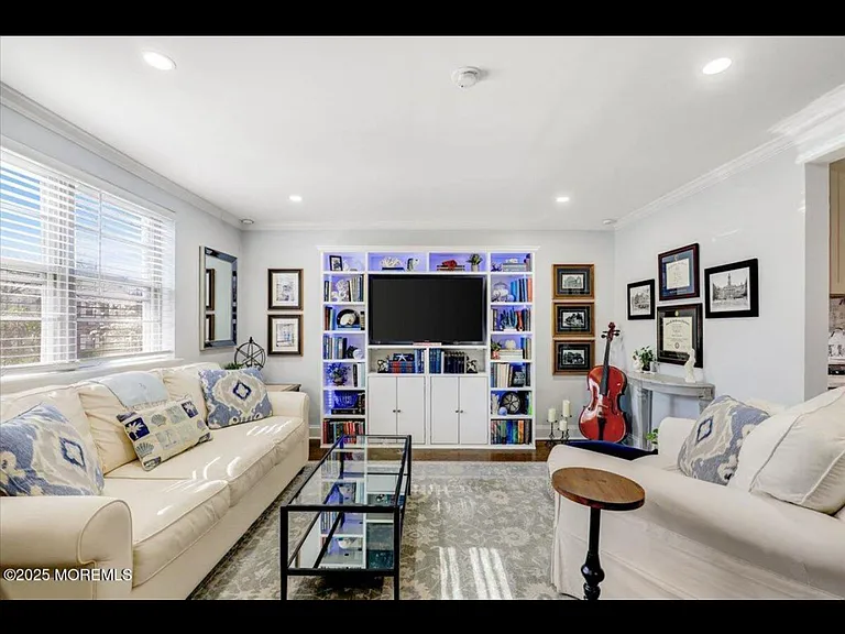 102 Manor Dr — Photo 4