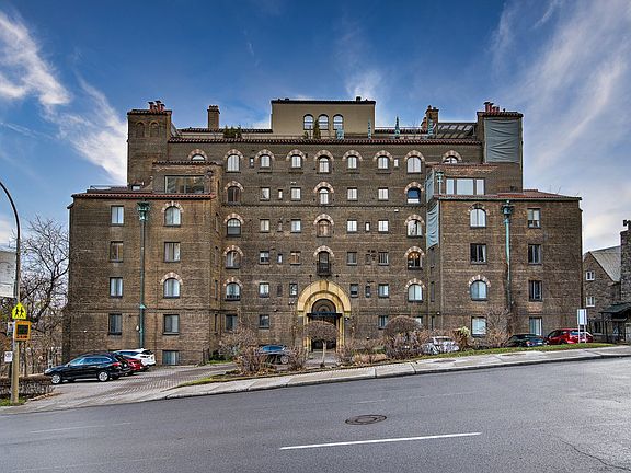 2nd image of 1700 Avenue Du Docteur Penfield #47