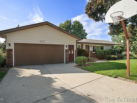 3rd image of 2597 Oak Hollow Dr