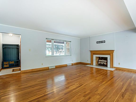 5th image of 1825 Merriweather Dr