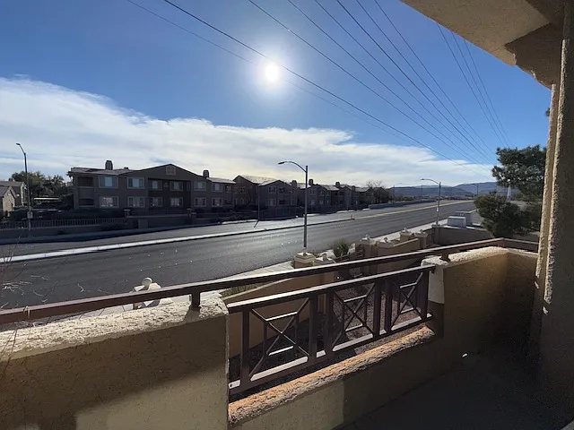 1 bed, 1.5 bath, 750 sqft, $1,275 — Photo 2