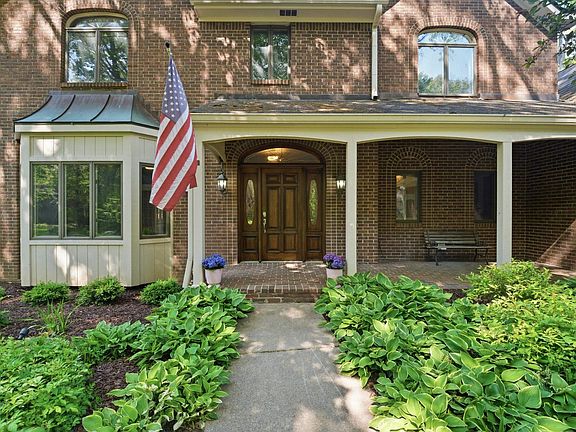 3rd image of 820 Deerwood Rdg