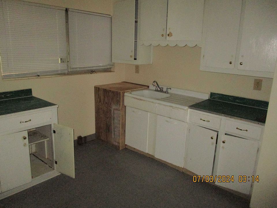 2nd image of 904 Edgewood Ln
