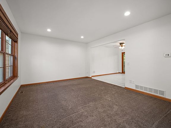 5th image of 332 Bastian Dr