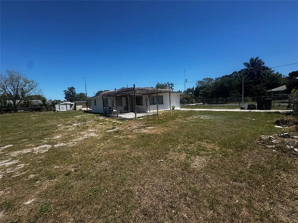 4 bed, 2.0 bath, 1365 sqft, $2,500 — Photo 4