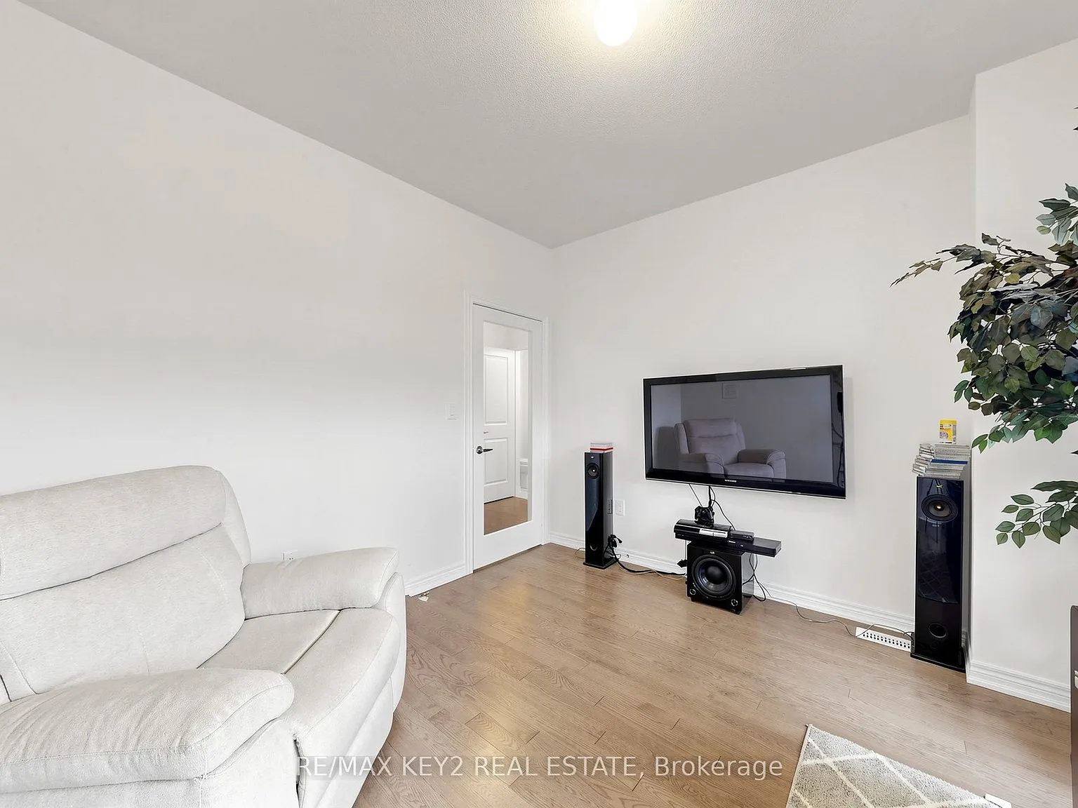 5 bed, $3,390 — Photo 4