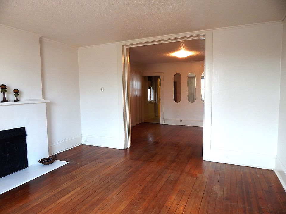 Living room connected to the dinning area