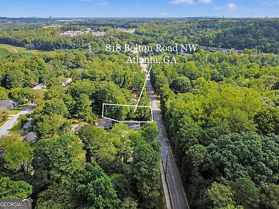3rd image of 818 Bolton Rd NW