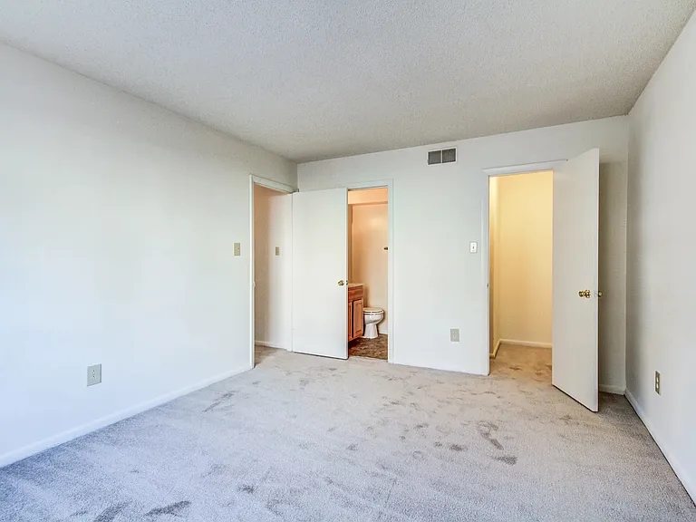 Berkshire Apartments — Photo 14