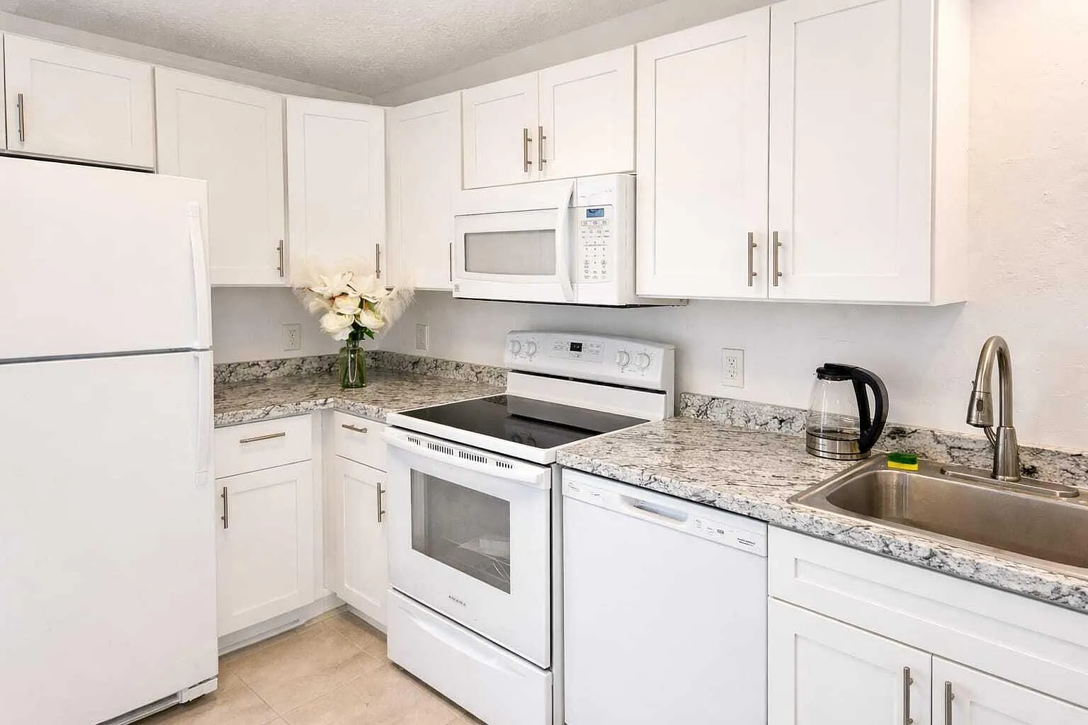 3 bed, 2.0 bath, 1050 sqft, $4,000 — Photo 4