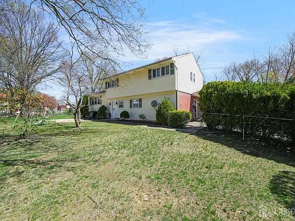3rd image of 292 Summerhill Rd