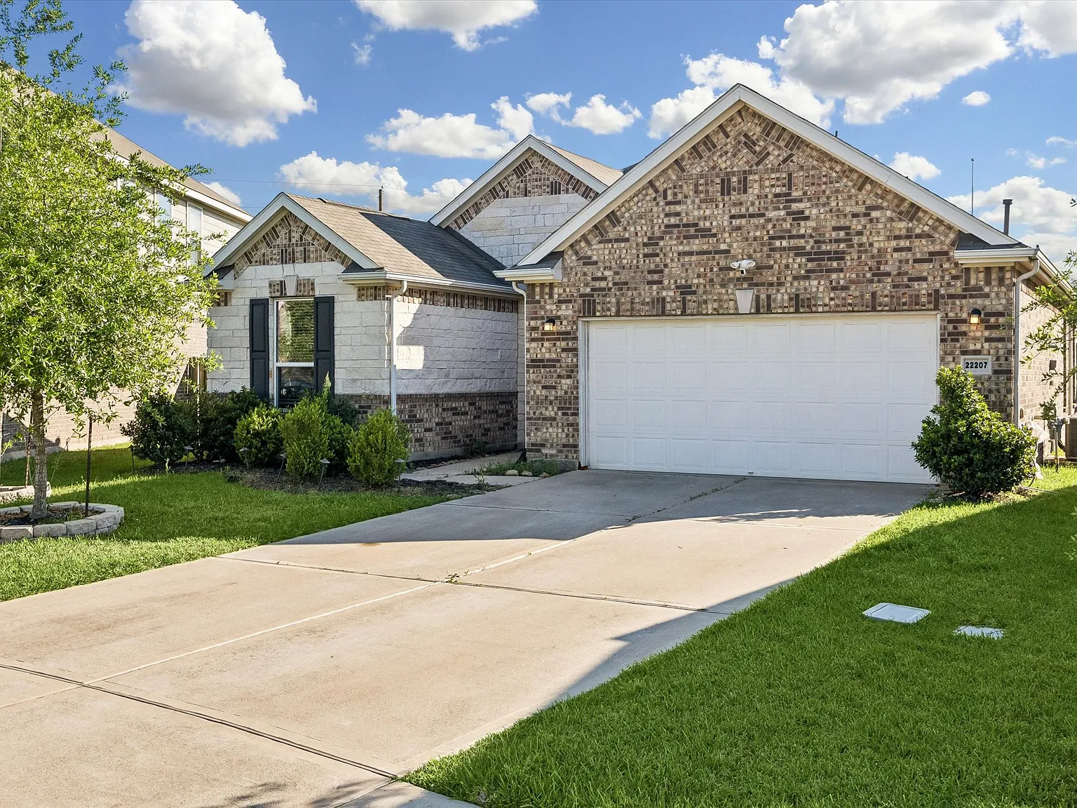 3 bed, 1894 sqft, $2,300 — Photo 1