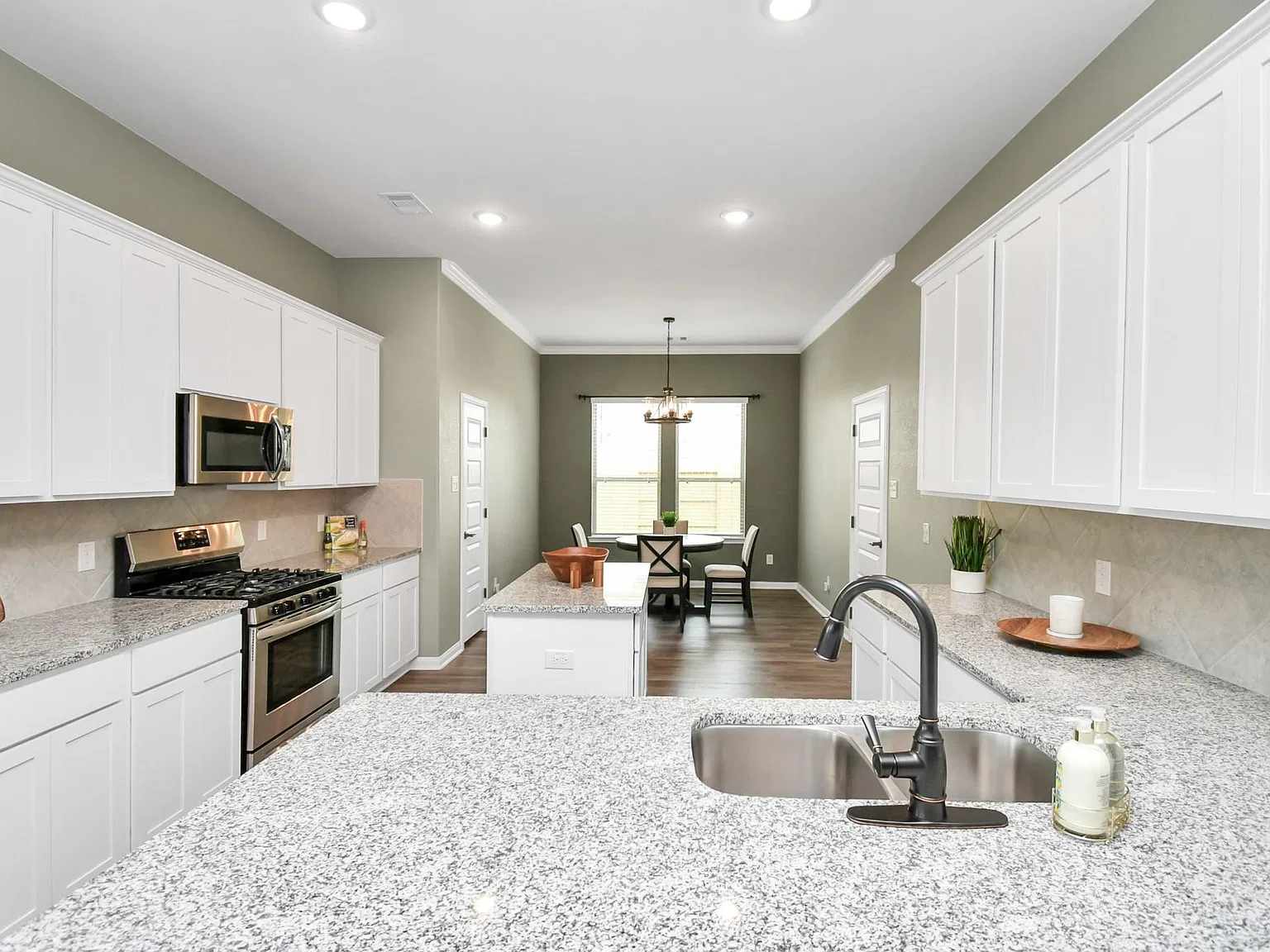 4 bed, 2.0 bath, 1974 sqft, $3,600 — Photo 3