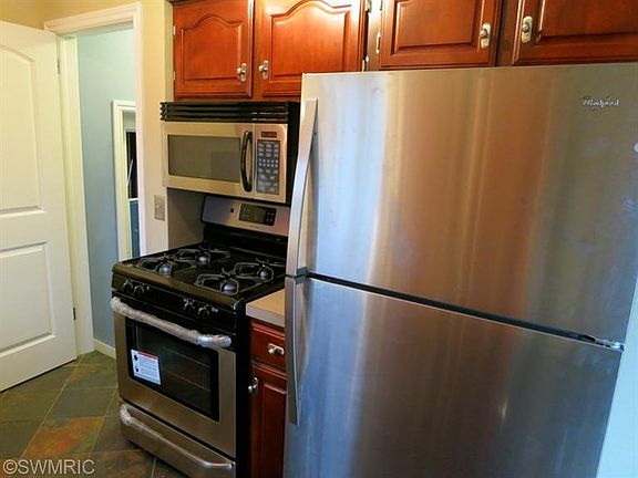 3rd image of 4690 Bonneville Dr NE